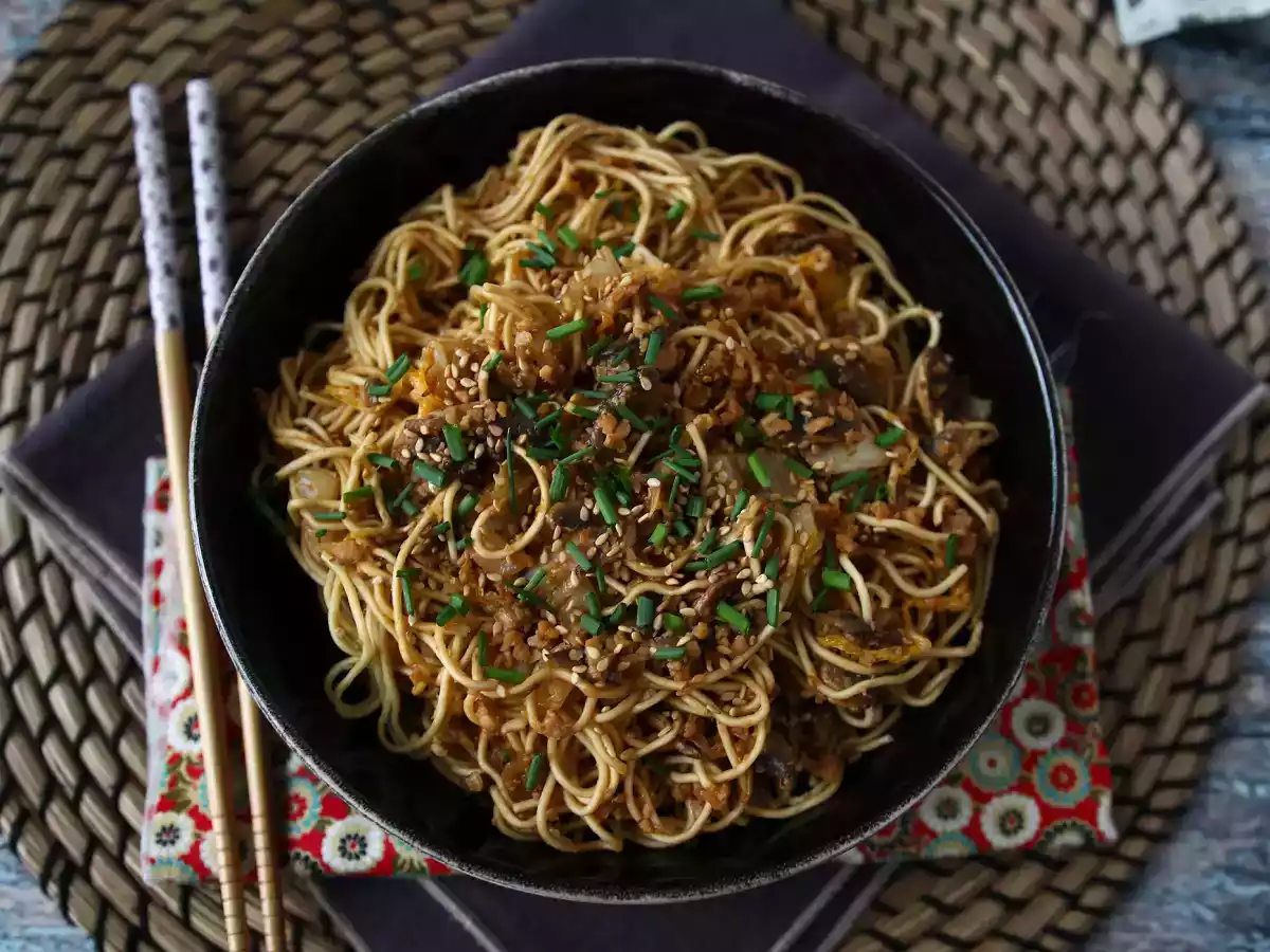 Wok de macarrão chinês, legumes e proteína de soja - foto 3
