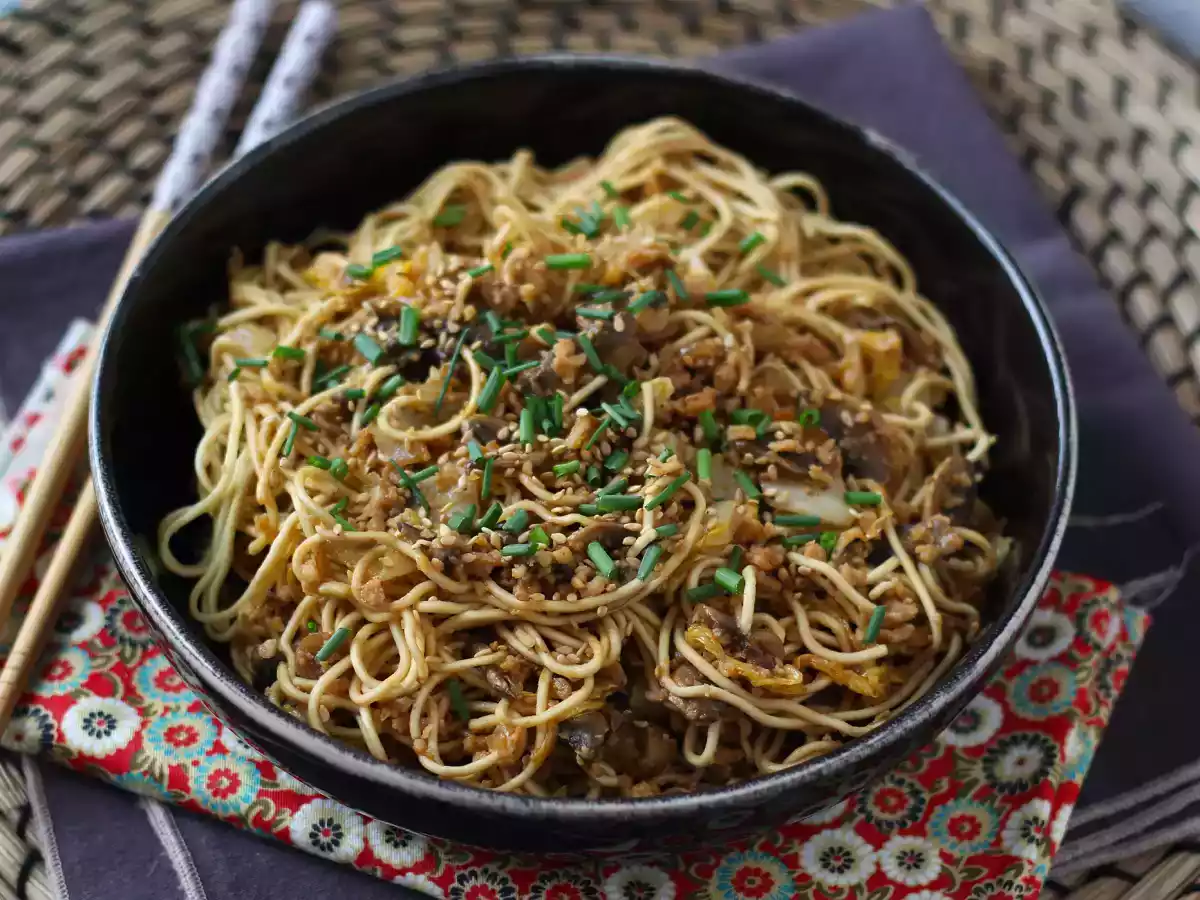 Wok de macarrão chinês, legumes e proteína de soja - foto 6