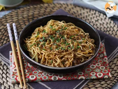 Wok de macarrão chinês, legumes e proteína de soja