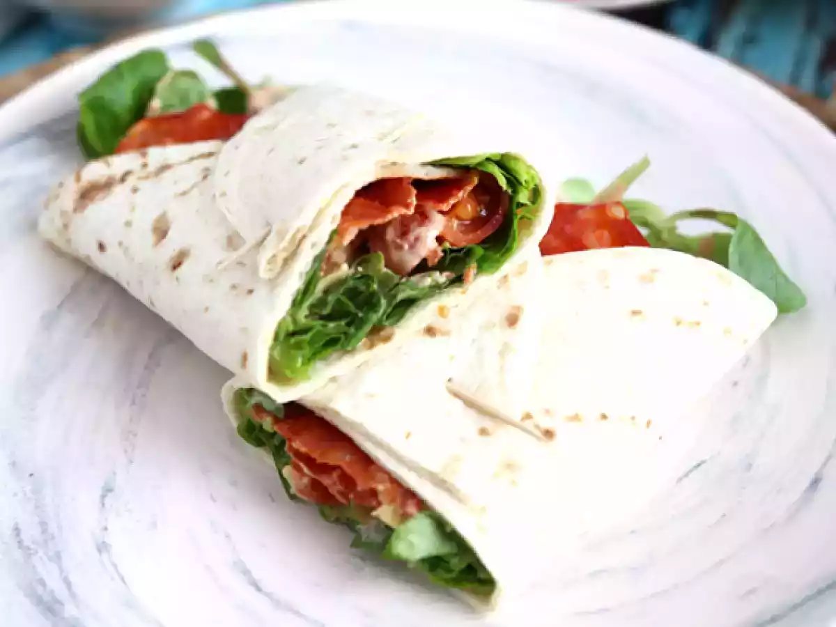 Wrap de chouriço, abacate e tomate