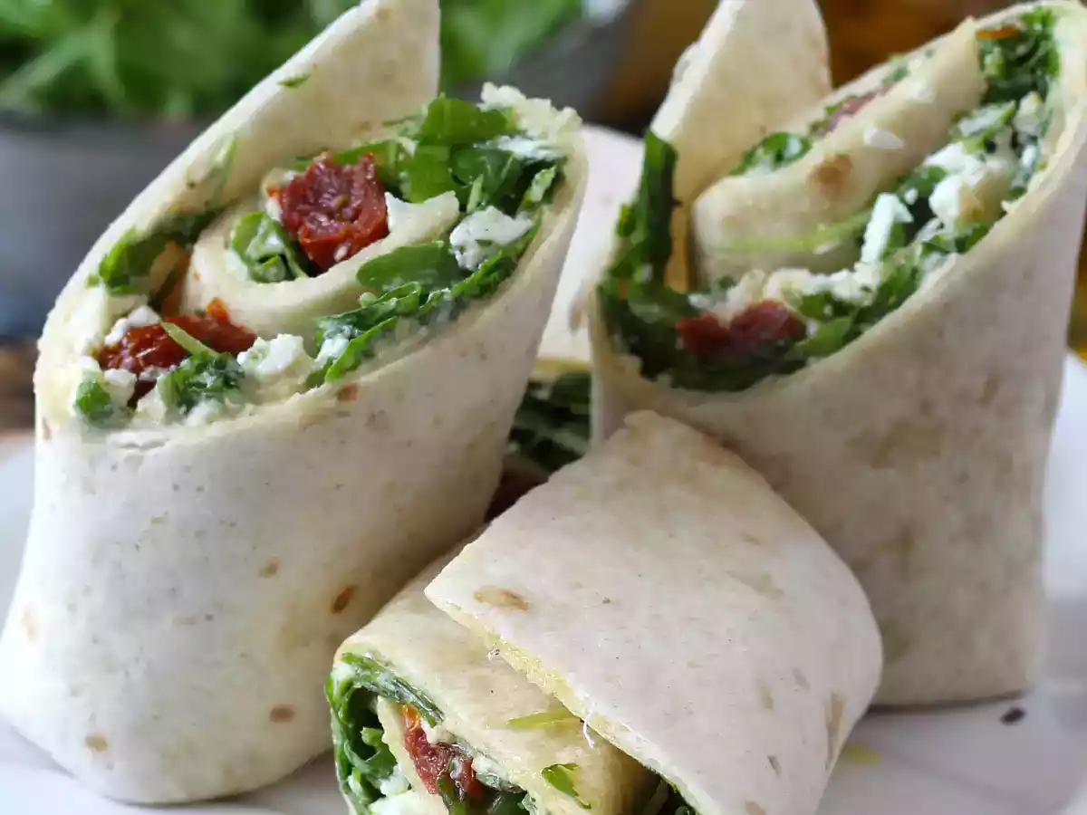 Wrap mediterrâneo recheado com homus, rúcula, pimentão e feta - foto 2