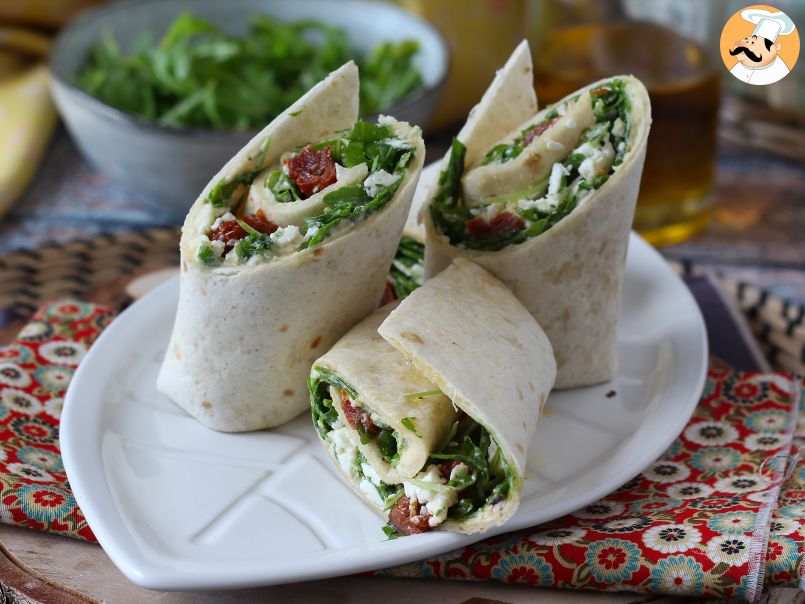 Wrap mediterrâneo recheado com homus, rúcula, pimentão e feta