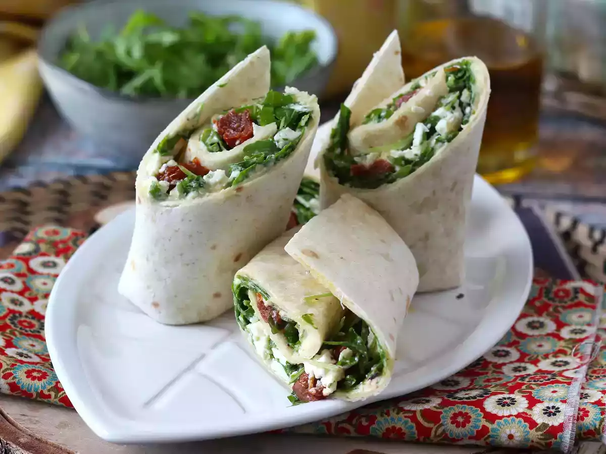 Wrap mediterrâneo recheado com homus, rúcula, pimentão e feta