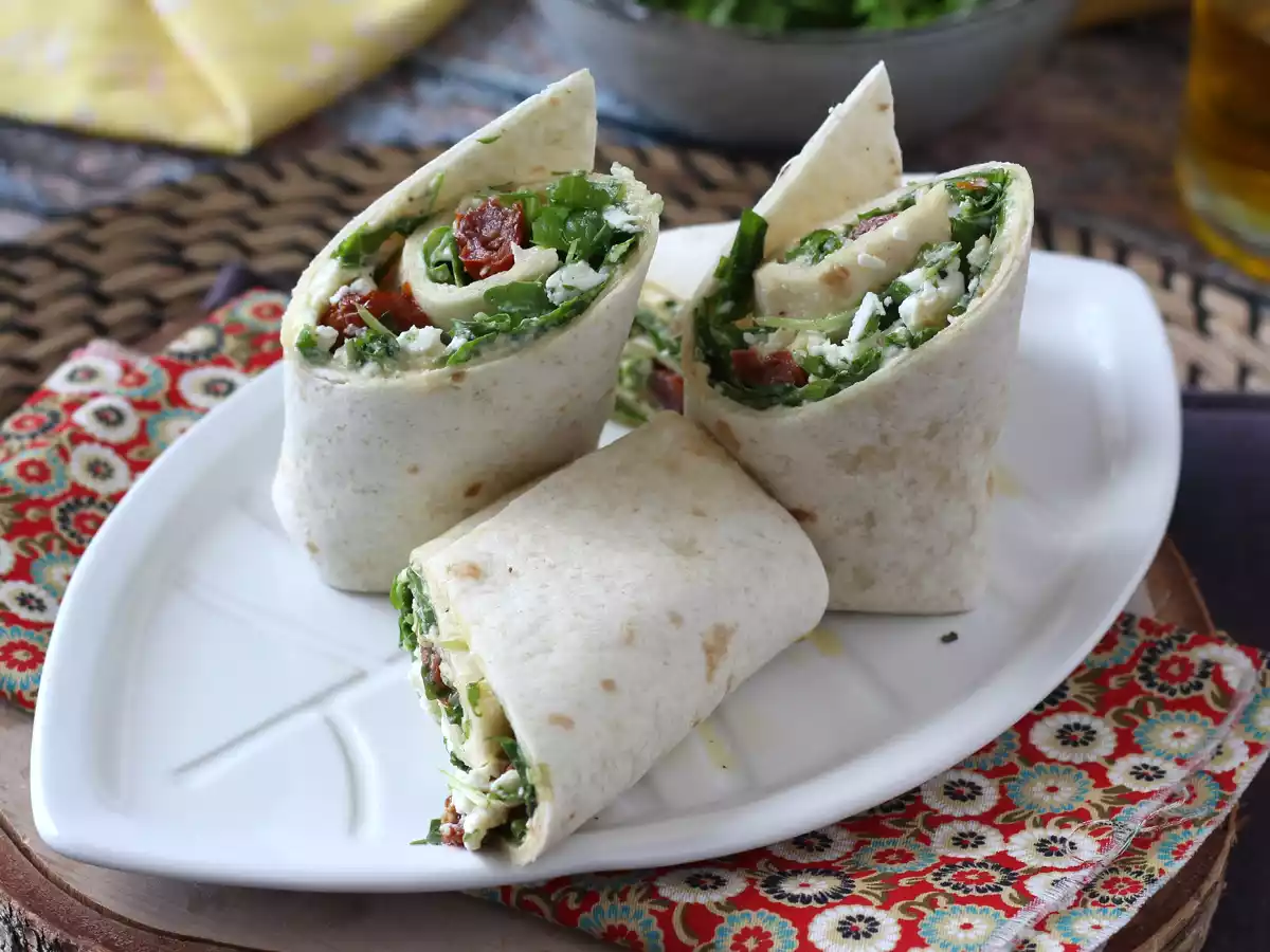 Wrap mediterrâneo recheado com homus, rúcula, pimentão e feta - foto 3