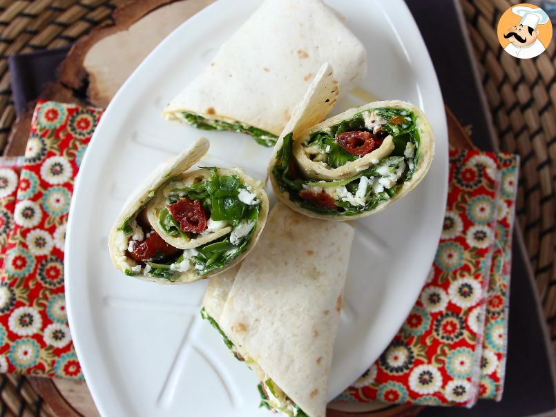 Wrap mediterrâneo recheado com homus, rúcula, pimentão e feta - foto 4