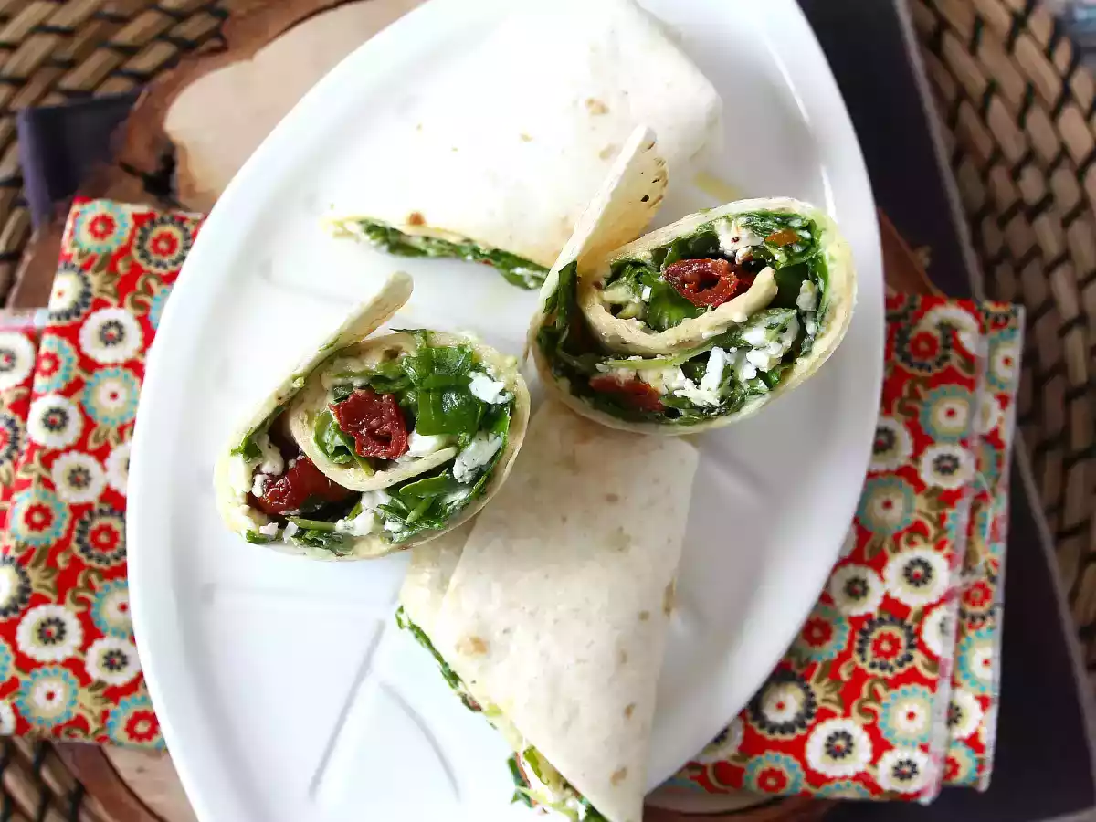 Wrap mediterrâneo recheado com homus, rúcula, pimentão e feta - foto 4